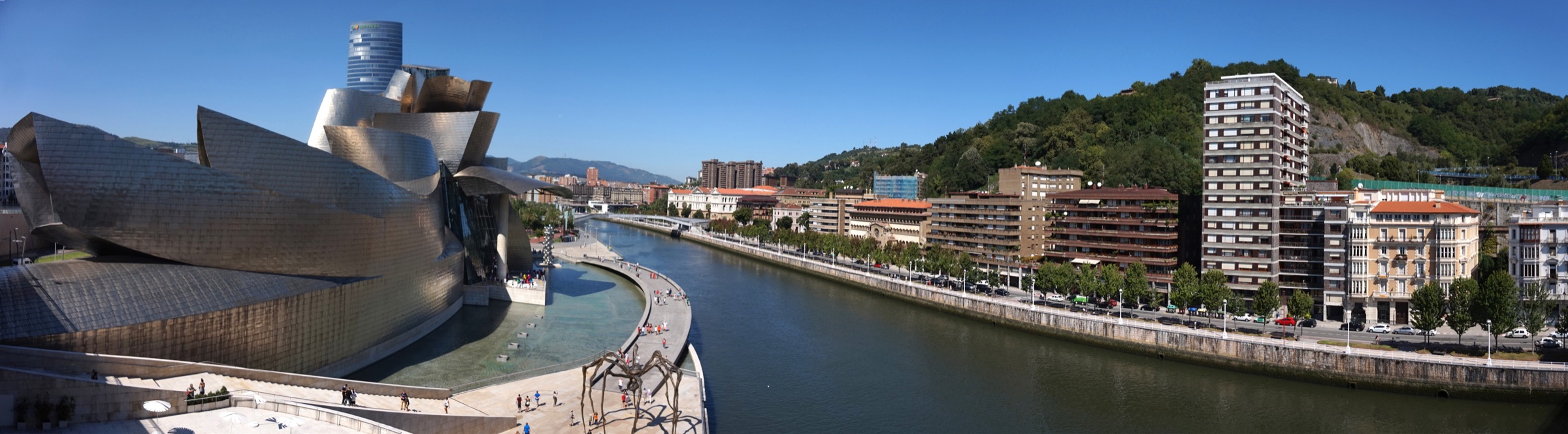El museo Guggenheim junto a la ría de Bilbao y los edificios de la ciudad